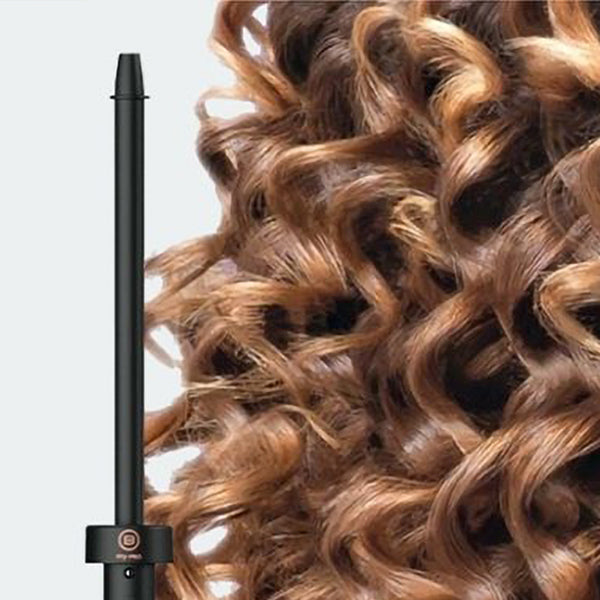 The shape of the accessory moulds the hair into tight, sculpted curls or defined natural curls.